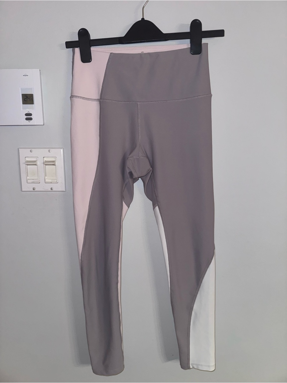 Apana Colorblock Active Leggings in Mauve and Light Pink by